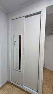 Photo de galerie - Reamenagement de placard + pose portes coulissantes réalisées sur mesure sur site

Réalisation de tout type de travaux intérieurs : parquet, peintures, rideaux...