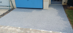 Photo de galerie - Rénovation complète avec moquette de pierre en résine. Préparation et réparation du support béton, ponçage, pose des baguettes de finition et application d'un revêtement haut de gamme. Une finition élégante, antidérapante, durable et facile d'entretien.