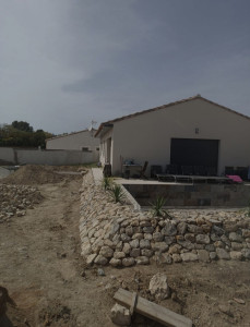 Photo de galerie - Réalisation d'un enrochement extérieur autour d'une piscine