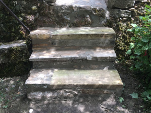 Photo de galerie - Réalisation d'un escalier en pierres , reprise du mur 