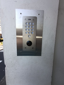 Photo de galerie - Installation d'un digicode avec lecteur de badges à la place d'un ancien système d'interphone HS dans une copropriété de 12 logements (24 badges)
Plaque d'obturation inox sur mesure. 