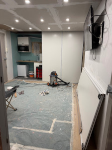 Photo de galerie - Création d'un espace de travail pour une assistante maternelle. Coin cuisine complet ( plomberie, électricité, meuble...), porte coulissante, parquet + isolation, faux plafond avec éclairage spot....