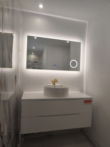 Photo de galerie - Pose d'un lavabo suspendu, ainsi que d'un miroir connecté 