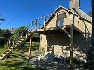 Photo de galerie - Réalisation d’une terrasse sur piloti avec escalier 