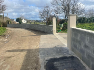 Photo de galerie - Réalisation d’un mur de clôture et scellement de poteaux pour grillage panneaux rigides