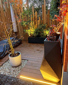 Photo de galerie - Dernière réalisation : terrasse en composite avec incrustation de LED, pots fournisseur, bardage en bois, installation de spots.