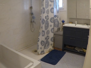 Photo de galerie - Pose d'une salle de bain, faïence, baignoire, colonne de douche, receveur de douche et vasque dans son meuble.