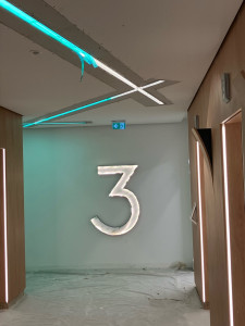 Photo de galerie - Installation d’éclairage LED en cours de réalisation. Travail propre, soigné et conforme aux normes. Disponible pour tous vos travaux d’électricité en neuf et en rénovation. Devis gratuit. ⚡?