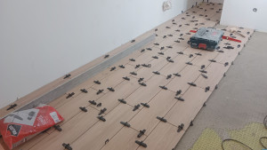 Photo de galerie - Chappe légère sur planche bois, pose d'un natte et carrelage 