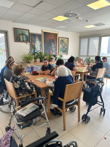 Photo de galerie - J’accompagne les personnes âgées avec respect, douceur et bienveillance. Présence rassurante, aide au quotidien et moments d’échange pour rompre l’isolement. À l’écoute et attentive aux besoins de chacun. 