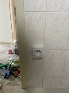 Photo de galerie - Création d’une prise dans salle de bain 