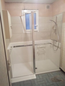 Photo de galerie - Remplacement baignoire par bac à douche extra plat avec rampe d'accès handicapé et paroi de douche. Dalle PVC murale étanche. 