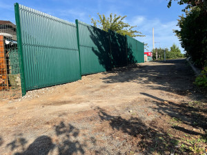 Photo de galerie - Pose de clôture RÂLE 6005 avec occultant Triangulaire 