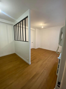 Photo de galerie -     Rénovation complète d’un studio, avec peinture et pose de parquet.