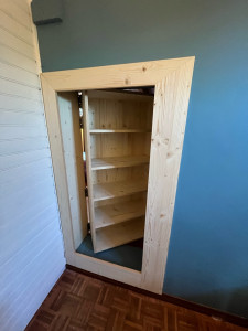 Photo de galerie - Réalisation sur mesure d’une porte secrète intégrée dans une bibliothèque 