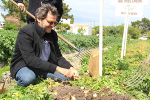Photo de galerie - Le chanteur M (Mathieu Cheddid) lors d'un reportage