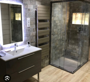Photo de galerie - Montage receveur de douche avec sa robinetterie et sa cabine plus meuble vasque et son miroir 