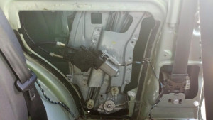 Photo de galerie - Citroen C3 Pluriel, recherche de panne + remplacement du système de lèvre vitre. arrière gauche.