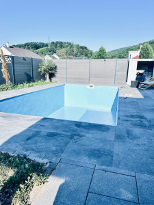 Photo de galerie - Piscine dalles crépi 