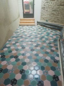 Photo de galerie - Pose de carrelage octogonal avec plusieurs décors 