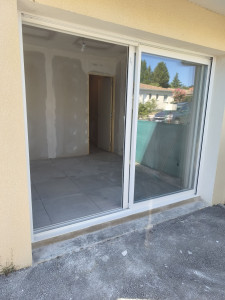 Photo de galerie - Transformation d'un garage en pièces de vie.
 Pose de la baie vitrée, cloisons placo et isolation , carrelage, modification de la plomberie. projet complet clé en main 
