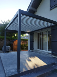 Photo de galerie - Installation d'une pergola bioclimatique