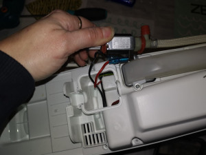 Photo de galerie - Changement de pompe à eau sur un balai vapeur 