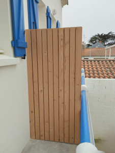Photo de galerie - Création d'une séparation de balcon en douglas ajouré.