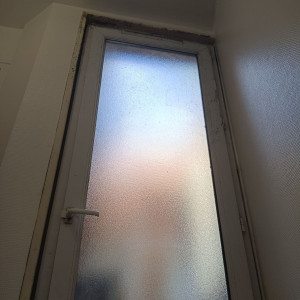 Photo de galerie - Avant intervention — Présence importante de moisissures et de traces noires sur l’encadrement de la fenêtre.