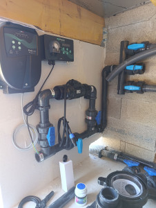 Photo de galerie - Réalisation d' un local technique pour une piscine a débordement , filtration , installation électrolyseur , régulateur de ph , coffret de filtration , régulateur de niveau d' eau . 