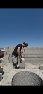 Photo de galerie - Montage d’un mur en agglos 