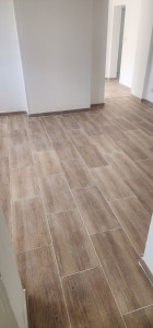 Photo de galerie - Pose du carrelage imitation parquet