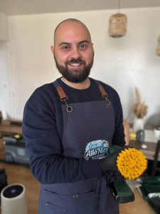 Photo de galerie - Nettoyage d'un canapé avec Shampouineuse professionnelle Karcher Puzzi 10/1.