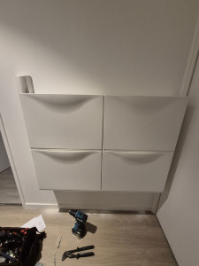 Photo de galerie - Installation et fixation murale de deux meubles à chaussures IKEA TRONES.