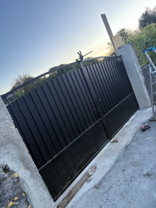 Photo de galerie - Création d’ouverture sur murette coffrage pour coulage des poteaux pose d’un portail 