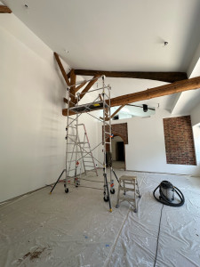 Photo de galerie - Ponçage des bandes et mise en peinture