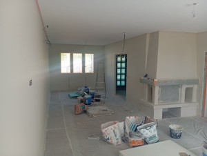 Photo de galerie - Suite à un état des lieux d'entrée 
retirer ancien papier pose fitness enduit général  et peinture mur et plafond dans un séjour 