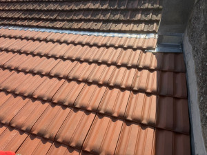 Photo de galerie - Cette photo illustre une toiture en tuiles terre cuite réalisée par nos soins, avec une finition soignée, une pose précise et un rendu esthétique durable. Intervention réalisée dans le respect des normes et des règles de l’art.