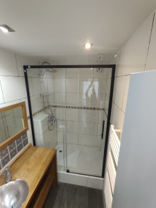 Photo de galerie - Installation porte de douche coulissante 