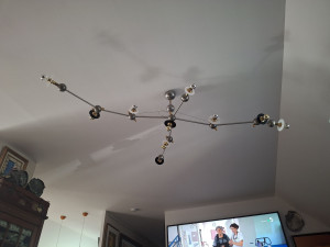 Photo de galerie - Je suis également créateur et restaurateur de luminaires. Vous avez sur la photo un lustre représentant la constellation du Cygne qui mesure 2 mètres d’envergure. J’assure la livraison et l’installation du luminaire. 