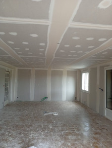 Photo de galerie - Une maison isolé avec ba13 en plafond et mus et joint placo en cours .