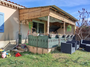 Photo de galerie - Avancée sur terrasse fait main sans fixation au mur + pose pose de la toiture en tôle 