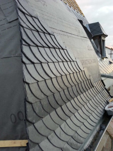 Photo de galerie - Changement complet de la toiture qui comprend une partie en ardoise naturelle, et une autre en joint debout, finition zinc pour les gouttières et autre composants.