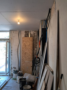 Photo de galerie - **Rénovation complète d'une installation électrique.**

Dépose de l'ancienne installation électrique et remplacement de l'ensemble du câblage par une installation neuve conforme aux normes en vigueur.

