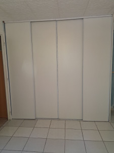 Photo de galerie - Montage d'une penderie porte coulissante 