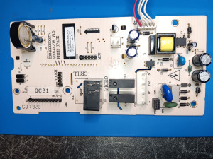 Photo de galerie - Dépannage four micro-ondes, remplacement diode en court-circuit, ic et condensateur sur carte principale 