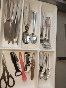 Photo de galerie - Couverts parfaitement nettoyés et brillants, prêts à être utilisés, avec soin et rigueur dans chaque détail.