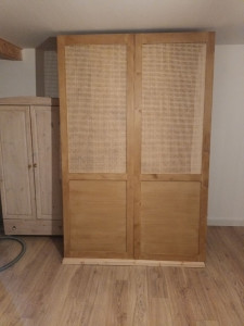 Photo de galerie - Fabrication et pose de porte de dressing coulissante encannage et en bois massif