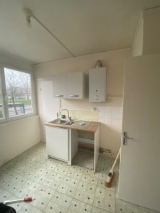 Photo de galerie - Installation d’une petit cuisine avec évier , meuble haut , plan de travaille et emplacement lave vaisselle 