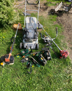 Photo de galerie - Voici mon matériel pour les extérieurs 
tondeuse 
débroussailleuse 
taille-haie 
tronçonneuse moyenne et petite 
coupe souche 
j'ai aussi des petits matériels 
type râteau pelle et autres